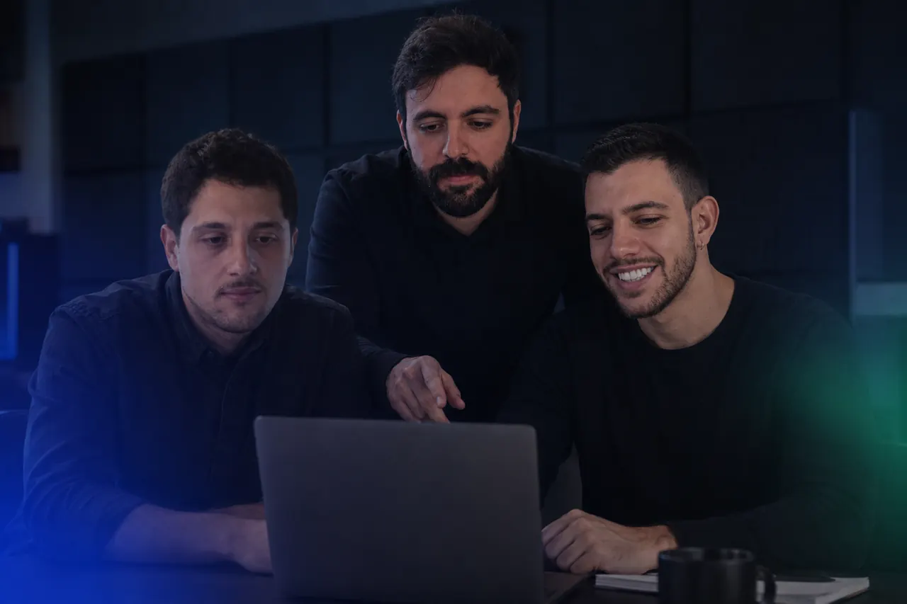 Time da Os Caras do Anúncio trabalhando em campanhas de tráfego pago
