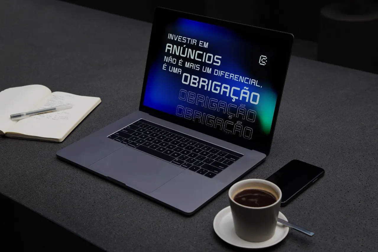 Anúncio da Os Caras do Anúncio exibido na tela de um notebook